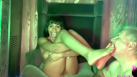 Ebony brunette with a tattooed body gets my feet fucked