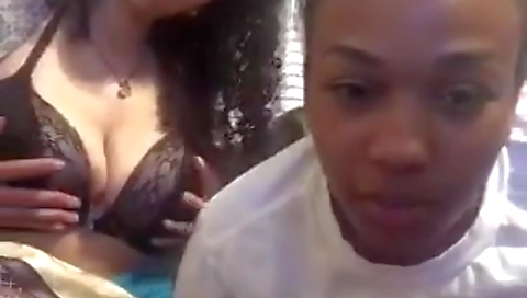 Ebony webcam amateur shows her big tits on periscope