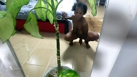 Ebony chick rides a dick like a pro in amateur porn