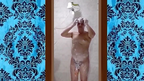 Masseuse is giving a handjob and a big load to an arab